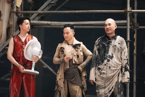 Tiến Luật trần tình về bộ đồ ‘rách như cái bang’- Ảnh 3. Tiến Luật cùng rapper Tiến Đạt, ca sĩ ST Sơn Thạch tạo dáng lầy lội ở hậu trường quay MV Hỏa ca.