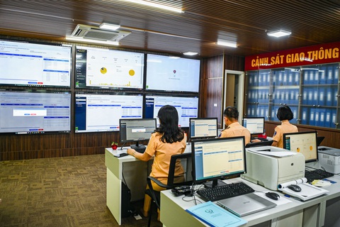 Cho phép đấu giá biển số xe máy, giá khởi điểm ít nhất 5 triệu đồng- Ảnh 2. Cán bộ giám sát đấu giá biển số xe - Ảnh: HỒNG QUANG