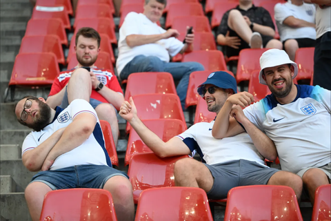 Cổ động viên tuyển Anh bất ngờ nổi tiếng vì ngủ gục tại Euro 2024- Ảnh 1. Freddie Hahn ngủ gục trong trận đấu giữa tuyển Anh và Slovenia tại Euro 2024