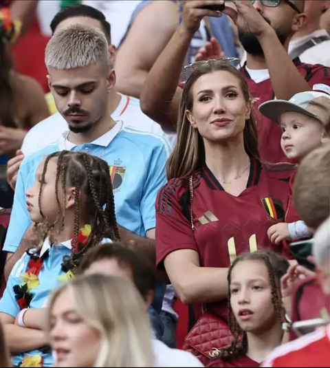 Các nàng WAGs tuyển Anh mang đến cơn đau đầu cho HLV Southgate- Ảnh 3. Noemie Happart bồng con trên khán đài tại Euro 2024