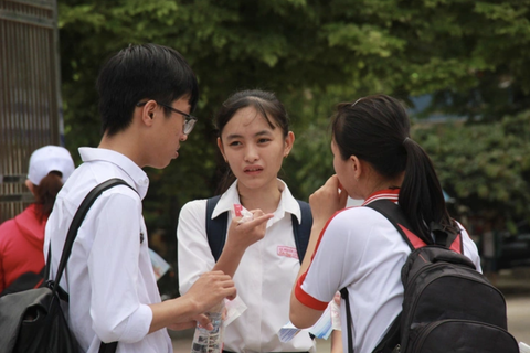 Giới trẻ rần rần với trend 'Mang ngay đề thi đến đây'- Ảnh 2. Hình ảnh buồn rười rượi của một nhóm thí sinh sau khi hoàn thành môn toán ở kỳ thi THPT quốc gia 2018 (Ảnh: TRẦN MAI/TTO)