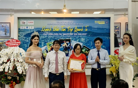 Đại diện tác giả đoạt giải nhất cuộc thi ảnh nhận giải thưởng - Ảnh: HOÀI PHƯƠNG Đại diện tác giả đoạt giải nhất cuộc thi ảnh nhận giải thưởng - Ảnh: HOÀI PHƯƠNG