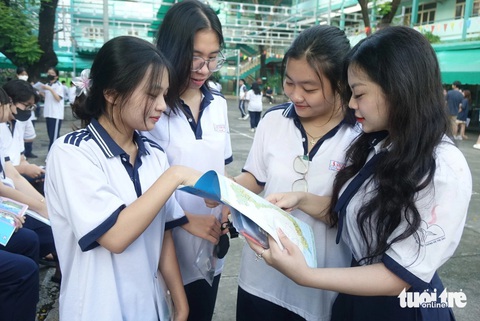Sáng nay 28-6 thi tổ hợp khoa học tự nhiên, khoa học xã hội, thí sinh lưu ý gì?- Ảnh 7. Thí sinh trao đổi bài trước giờ thi tổ hợp tại điểm thi Trường THCS Hà Huy Tập, quận Bình Thạnh, TP.HCM - Ảnh: NHƯ HÙNG