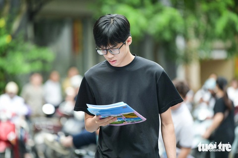 Sáng nay 28-6 thi tổ hợp khoa học tự nhiên, khoa học xã hội, thí sinh lưu ý gì?- Ảnh 4. Thí sinh tới điểm thi Trường THCS & THPT Lương Thế Vinh, Cầu Giấy, Hà Nội sáng 28-6 - Ảnh: NAM TRẦN