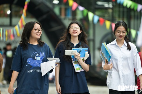 Sáng nay 28-6 thi tổ hợp khoa học tự nhiên, khoa học xã hội, thí sinh lưu ý gì?- Ảnh 1. Thí sinh tới điểm thi Trường THCS & THPT Lương Thế Vinh, Cầu Giấy, Hà Nội sáng 28-6 - Ảnh: NAM TRẦN