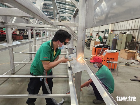 Doanh nghiệp cạn kiệt dòng tiền, nợ đọng dây dưa tăng- Ảnh 1. Nhiều doanh nghiệp cạn kiệt dòng tiền, việc kinh doanh gặp nhiều khó khăn. Trong ảnh: Công nhân sản xuất bên trong một nhà máy tại TP.HCM - Ảnh: NGỌC HIỂN