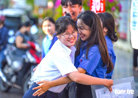 Đoàn viên thanh niên tỉnh Bình Định chúc các thí sinh tự tin thi tốt tại điểm thi Trường Quốc học Quy Nhơn - Ảnh LÂM THIÊN Đoàn viên thanh niên tỉnh Bình Định chúc các thí sinh tự tin thi tốt tại điểm thi Trường Quốc học Quy Nhơn - Ảnh: LÂM THIÊN
