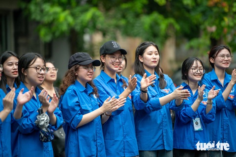 Sinh viên tình nguyện vỗ tay chúc mừng các thí sinh sau khi hoàn thành môn văn - Ảnh: NAM TRẦN Sinh viên tình nguyện vỗ tay chúc mừng các thí sinh sau khi hoàn thành môn văn - Ảnh: NAM TRẦN