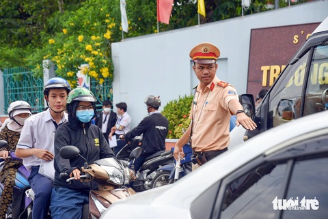 Lực lượng cảnh sát giao thông túc trực, tổ chức phân luồng giao thông, đảm bảo an ninh trật tự tại các điểm thi ở TP Biên Hòa, Đồng Nai - Ảnh: A LỘC Lực lượng cảnh sát giao thông túc trực, tổ chức phân luồng giao thông, đảm bảo an ninh trật tự tại các điểm thi ở TP Biên Hòa, Đồng Nai - Ảnh: A LỘC