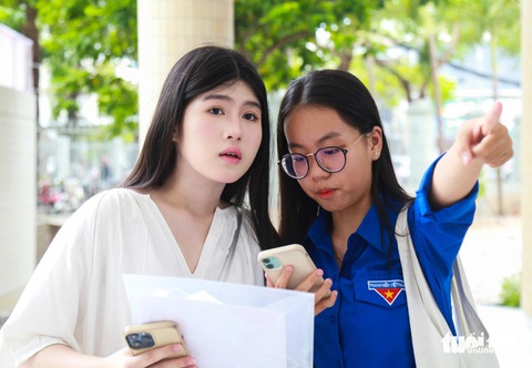 Tình nguyện viên Bảo Tiên (phải) hướng dẫn cho thí sinh Đà Nẵng - Ảnh: ĐOÀN NHẠN Tình nguyện viên Bảo Tiên (phải) hướng dẫn cho thí sinh Đà Nẵng - Ảnh: ĐOÀN NHẠN