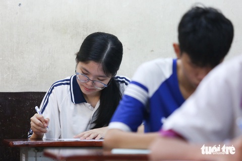 Sáng nay 28-6 thi tổ hợp khoa học tự nhiên, khoa học xã hội, thí sinh lưu ý gì?- Ảnh 2. Thí sinh dự thi tổ hợp tại điểm thi Trường THPT Trưng Vương (Q.1, TP.HCM) sáng 28-6 - Ảnh: PHƯƠNG QUYÊN