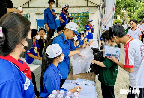 Thí sinh gửi cặp tại điểm thi Trường THPT Vĩnh Bình (An Giang) sẽ được để vào túi ni lông riêng, dự phòng trời mưa - Ảnh: TỐNG DOANH Thí sinh gửi cặp tại điểm thi Trường THPT Vĩnh Bình (An Giang) sẽ được để vào túi ni lông riêng, dự phòng trời mưa - Ảnh: TỐNG DOANH