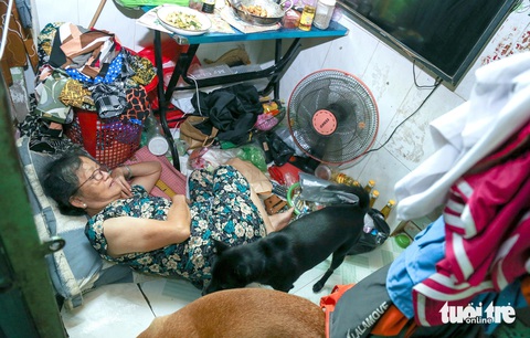 Bà Hoa nhiều năm liền nằm ngủ co ro trong 6 ô gạch khiến cột sống cong vẹo - Ảnh: PHƯƠNG NHI Bà Hoa nhiều năm liền nằm ngủ co ro trong 6 ô gạch khiến cột sống cong vẹo - Ảnh: PHƯƠNG NHI