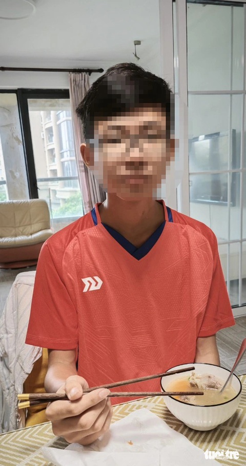 Phần đời lưu lạc kỳ lạ của cậu bé Trung Quốc tên Duy- Ảnh 3. Zheng Huanyi về nhà an toàn và được ăn những món ăn ngon do bà Ten Wei (mẹ em ấy) nấu - Ảnh: TIẾN MINH