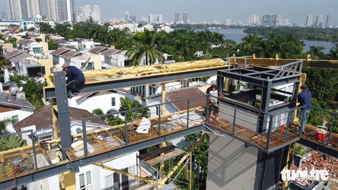 Hoàn tất tháo dỡ diện tích sai phép, vượt tầng nhà ở phường An Phú- Ảnh 7. Công nhân khẩn trương tháo dỡ các phần còn lại của công trình - Ảnh: MINH HÒA