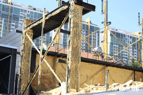 Hoàn tất tháo dỡ diện tích sai phép, vượt tầng nhà ở phường An Phú- Ảnh 9. Phần tường bao quanh công trình đã được tháo dỡ, xuất hiện các lớp cách âm nham nhở - Ảnh: MINH HÒA