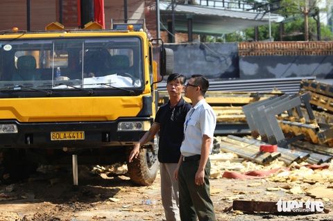 Hoàn tất tháo dỡ diện tích sai phép, vượt tầng nhà ở phường An Phú- Ảnh 11. Lực lượng chức năng giám sát công tác tháo dỡ công trình vi phạm - Ảnh: ÁI NHÂN