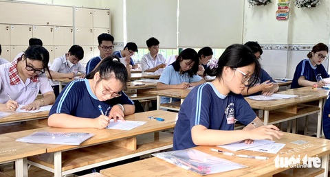 Đã đăng ký thi tốt nghiệp THPT môn ngoại ngữ, có được phép bỏ thi?- Ảnh 1. Thí sinh dự thi tốt nghiệp THPT năm 2024 tại TP.HCM. Những thí sinh đã đăng ký miễn bài thi môn ngoại ngữ không cần phải thi môn này - Ảnh: TRẦN HUỲNH