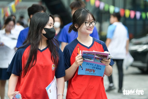 Thí sinh tới điểm thi trường THCS&THPT Lương Thế Vinh, Cầu Giấy, Hà Nội sáng 28-6 - Ảnh: NAM TRẦN Thí sinh dự thi tổ hợp tại điểm thi trường THCS&THPT Lương Thế Vinh, Cầu Giấy, Hà Nội sáng 28-6 - Ảnh: NAM TRẦN