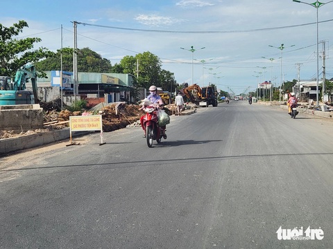 Đường chỉ 4km hơn 2 năm chưa xong cũng do chuyện bồi thường- Ảnh 3. Đường Nguyễn Phúc Chu là quốc lộ 80 - đường huyết mạch lên cửa khẩu quốc tế Hà Tiên - Ảnh: BỬU ĐẤU