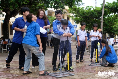 Những công trình tình nguyện giữ màu xanh trên đảo Phú Quý- Ảnh 2. Một sân chơi mùa hè đầy hào hứng cho thiếu nhi Trường tiểu học Ngũ Phụng trên đảo Phú Quý - Ảnh: VŨ THỦY