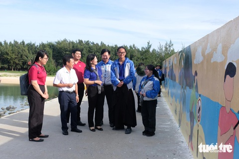 Những công trình tình nguyện giữ màu xanh trên đảo Phú Quý- Ảnh 4. Đoàn đại diện lãnh đạo TP.HCM ra thăm chiến sĩ đã đi thực tế, trò chuyện cùng các chiến sĩ thực hiện công trình sơn vẽ bờ kè vịnh Triều Dương - Ảnh: VŨ THỦY