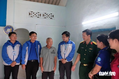 Những công trình tình nguyện giữ màu xanh trên đảo Phú Quý- Ảnh 5. Đại diện lãnh đạo TP.HCM và Thành Đoàn dự bàn giao căn nhà tình nghĩa được chiến sĩ tình nguyện sửa chữa trong 3 ngày, với sự giúp sức của Ban chỉ huy quân sự huyện đảo Phú Quý - Ảnh: VŨ THỦY