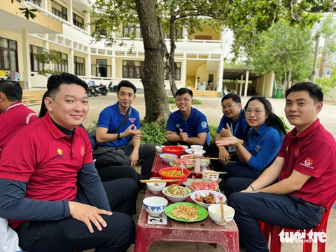 Những công trình tình nguyện giữ màu xanh trên đảo Phú Quý- Ảnh 6. Bữa cơm trưa dưới tán cây bàng cùng với các chiến sĩ tình nguyện. Suốt hai tuần bám trụ trên đảo, các chiến sĩ tình nguyện tự đi chợ, nấu ăn. Tán bàng là căng tin của các bạn - Ảnh: VŨ THỦY