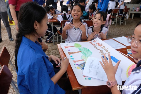 Những công trình tình nguyện giữ màu xanh trên đảo Phú Quý- Ảnh 7. Các em nhỏ Trường tiểu học Ngũ Phụng hào hứng với sân chơi mùa hè được các anh chị chiến sĩ tình nguyện thực hiện - Ảnh: VŨ THỦY