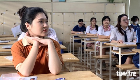 Các trường đại học ở TP.HCM điều chỉnh tuyển sinh, lưu ý thí sinh- Ảnh 1. Thí sinh đủ điều kiện trúng tuyển sớm vào các trường đại học vẫn phải tiếp tục thực hiện đúng quy định trong đăng ký nguyện vọng xét trên hệ thống chung của Bộ Giáo dục và Đào tạo và phải tốt nghiệp THPT. Trong ảnh: Thí sinh dự thi tốt nghiệp THPT năm 2024 tại TP.HCM - Ảnh: TRẦN HUỲNH