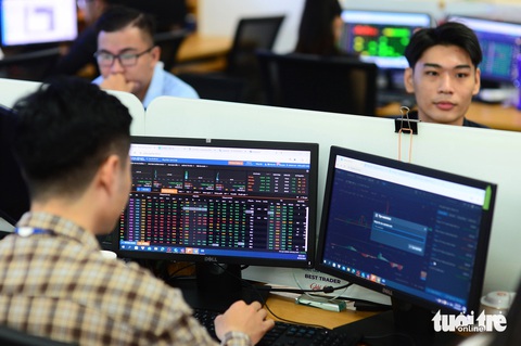 Chứng khoán lại có phiên ‘rớt’ mạnh, hơn 600 mã chìm trong sắc đỏ- Ảnh 1. Thị trường chứng khoán trải qua tuần giao dịch ảm đạm - Ảnh: QUANG ĐỊNH