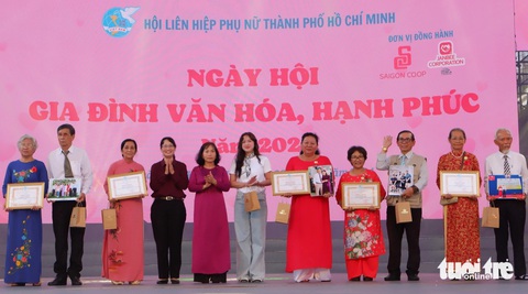 Ngày hội gia đình văn hóa, hạnh phúc TP.HCM 2024- Ảnh 2. Phó chủ tịch UBND TP.HCM Trần Thị Diệu Thúy (thứ tư từ trái sang) chúc mừng các tấm gương tiêu biểu trong xây dựng gia đình văn hóa, ấm no, hạnh phúc - Ảnh: K.ANH