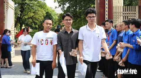 Thí sinh ở TP Vinh, Nghệ An thoải mái sau khi hoàn thành kỳ thi tốt nghiệp THPT - Ảnh: DOÃN HÒA Thí sinh ở TP Vinh, Nghệ An thoải mái sau khi hoàn thành kỳ thi tốt nghiệp THPT - Ảnh: DOÃN HÒA