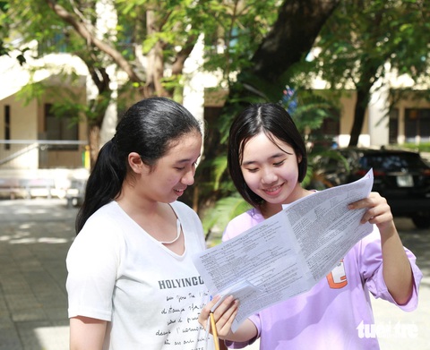 Thí sinh Đà Nẵng phấn khích vì đề thi tiếng Anh nhẹ nhàng - Ảnh: ĐOÀN NHẠN Thí sinh Đà Nẵng phấn khích vì đề thi tiếng Anh nhẹ nhàng - Ảnh: ĐOÀN NHẠN