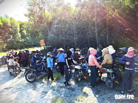 Người dân tụ tập phản đối trại heo đóng ở đầu nguồn nước- Ảnh 2. Người dân thôn Đông Xuân tụ tập trước đường vào trại heo phản đối vì gây ô nhiễm môi trường - Ảnh: LÊ MINH