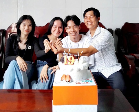 Thí sinh 44 tuổi hoàn thành kỳ thi tốt nghiệp THPT cùng con trai- Ảnh 3. Gia đình anh Hồ Tấn Phồn - Ảnh: NVCC