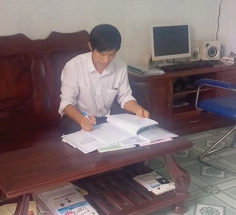 Thí sinh 44 tuổi hoàn thành kỳ thi tốt nghiệp THPT cùng con trai- Ảnh 5. Những ngày con đi học, anh Phồn cũng tranh thủ ôn bài - Ảnh: NVCC