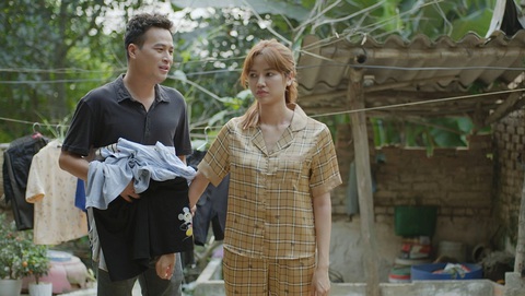 Anh Đào (phải) chấp nhận tạo hình già hơn tuổi để vào vai người vợ quê tần tảo - Ảnh: VFC Anh Đào chấp nhận tạo hình già hơn tuổi để vào vai người vợ quê tần tảo - Ảnh: VFC