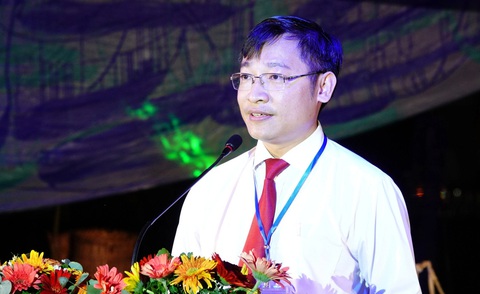 Khai mạc Ngày hội du lịch và xúc tiến đầu tư vào xứ 'tình anh bán chiếu'- Ảnh 1. Ông Lê Hoàng Xuyên, chủ tịch UBND TP Ngã Bảy, phát biểu khai mạc - Ảnh: LÊ DÂN