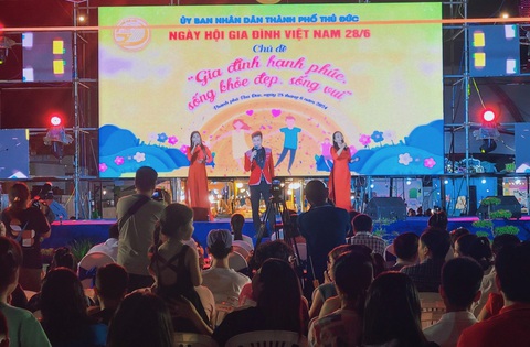 Tưng bừng hoạt động kỷ niệm Ngày Gia đình Việt Nam 2024- Ảnh 1. Ngày hội gia đình Việt Nam 2024 thu hút đông khách tham quan tối 28-6 - Ảnh: BTC