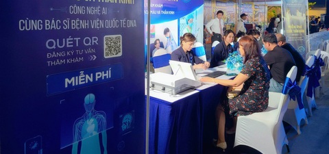 Tưng bừng hoạt động kỷ niệm Ngày Gia đình Việt Nam 2024- Ảnh 2. Người dân hào hứng nghe tư vấn sức khỏe miễn phí - Ảnh: BTC
