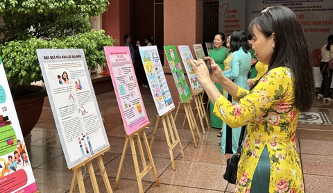 Tưng bừng hoạt động kỷ niệm Ngày Gia đình Việt Nam 2024- Ảnh 3. Triển lãm tranh trong Ngày hội gia đình văn hóa - hạnh phúc năm 2024 tại quận Tân Bình - Ảnh: BTC
