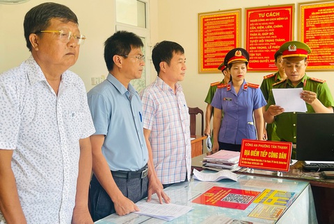 Làm giả hồ sơ đào tạo 800 lái xe, giám đốc và 2 phó giám đốc bị bắt- Ảnh 1. Công an đọc lệnh bắt tạm giam đối với giám đốc, 2 phó giám đốc Trung tâm Giáo dục nghề nghiệp giao thông vận tải - Ảnh: TRANG PHƯƠNG