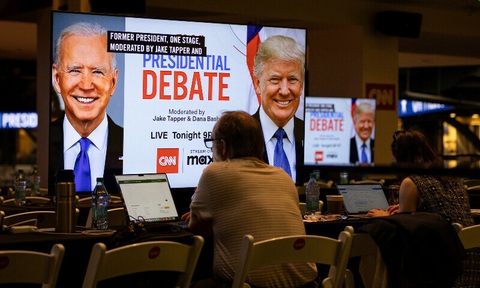 Tranh luận Biden - Trump: Hai ứng viên công kích nhau kịch liệt- Ảnh 1. Đội ngũ truyền thông làm việc tại phòng báo chí trong khuôn viên Viện Công nghệ Georgia ngay trước cuộc tranh luận tổng thống đầu tiên giữa ông Trump và ông Biden tại TP Atlanta, bang Georgia, Mỹ ngày 27-6 - Ảnh: REUTERS