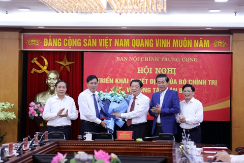 Bí thư Sơn La Nguyễn Hữu Đông làm phó trưởng Ban Nội chính Trung ương- Ảnh 2. Lãnh đạo Ban Nội chính Trung ương chúc mừng ông Nguyễn Hữu Đông - Ảnh: ĐẶNG PHƯỚC