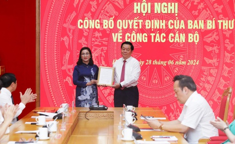 Bà Đinh Thị Mai làm phó trưởng Ban Tuyên giáo Trung ương- Ảnh 1. Trưởng Ban Tuyên giáo Trung ương Nguyễn Trọng Nghĩa trao quyết định cho bà Đinh Thị Mai - Ảnh: TUẤN ANH