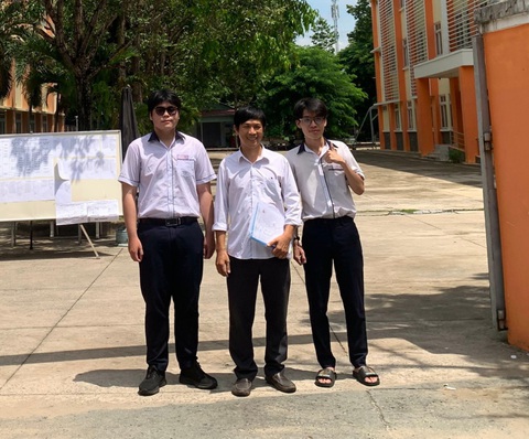 Phồn chụp cùng các bạn thí sinh tại điểm thi - Ảnh: ÁNH XUÂN Anh Hồ Tấn Phồn chụp ảnh cùng các bạn thí sinh tại điểm thi - Ảnh: ÁNH XUÂN