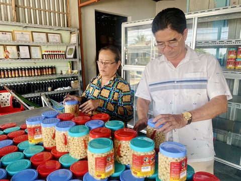 Miền Tây trúng củ kiệu đầu mùa, lại thêm trúng giá- Ảnh 4. Sản phẩm dưa củ kiệu đạt chuẩn OCOP 3 sao của cơ sở Thành Công 2, xã Phú Hiệp, huyện Tam Nông - Ảnh: ĐẶNG TUYẾT