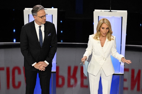 Hai người dẫn chương trình của Đài CNN gồm Dana Bash (phải) và Jake Tapper đảm nhiệm vai trò điều phối màn tranh luận đầu tiên giữa ông Biden và ông Trump - Ảnh: AFP Hai người dẫn chương trình của Đài CNN gồm Dana Bash (phải) và Jake Tapper đảm nhiệm vai trò điều phối màn tranh luận đầu tiên giữa ông Biden và ông Trump - Ảnh: AFP