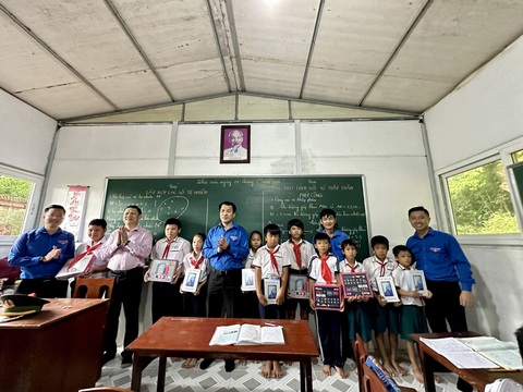 Ảnh: Cổng thông tin Trung ương Đoàn Bí thư Trung ương Đoàn Ngô Văn Cương (áo xanh đứng giữa) trao máy tính bảng và kho học liệu số cho thầy trò ở lớp học tỉnh thương đảo Hòn Chuối - Ảnh: Cổng thông tin Trung ương Đoàn